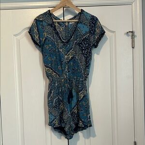 Hollister Blue and Yellow Patterned Garment